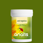 Weiße Zuckerrohr-Dose mit grün-gelbem Etikett der Marke anatis, Produktname ‚astragalus + Goji Beere + Angelica sinensis‘, darunter eine Illustration eines Marienkäfers auf einer gelben Blume, auf einfarbigem grünem Hintergrund.