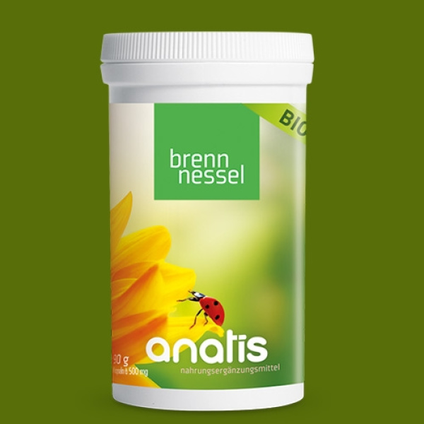 Weiße Zuckerrohr-Dose mit grün-gelbem Etikett der Marke anatis, darauf der Produktname ‚Brennnessel BIO‘, ein gelbes Blütenmotiv und ein Marienkäfer.