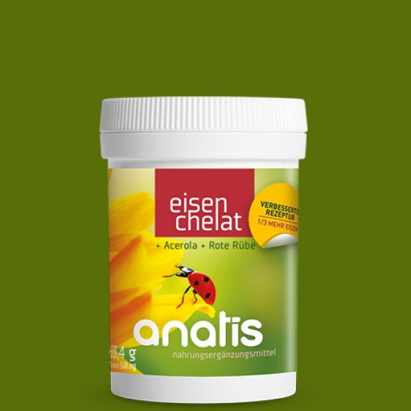 Weißer Zuckerrohr‑Behälter mit Schraubdeckel und farbigem Etikett des Nahrungsergänzungsmittels ‚Eisen Chelat + Acerola + Rote Rübe‘ von anatis; auf dem Etikett steht ‚eisen chelat‘ in weißer Schrift auf rotem Hintergrund, darunter das Logo ‚anatis‘ und ein Marienkäfer auf gelb‑grünem Hintergrund.