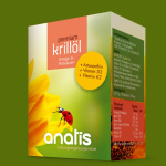 Produktverpackung des anatis premium Krillöl Nahrungsergänzungsmittels: Eine grün‑orange Verpackung mit dem Produktnamen premium krillöl Omega‑3‑Fettsäuren, dem Markenlogo anatis, Angaben zu Astaxanthin, Vitamin D3 und Vitamin K2 sowie einer Illustration eines Marienkäfers auf einer gelben Blüte.