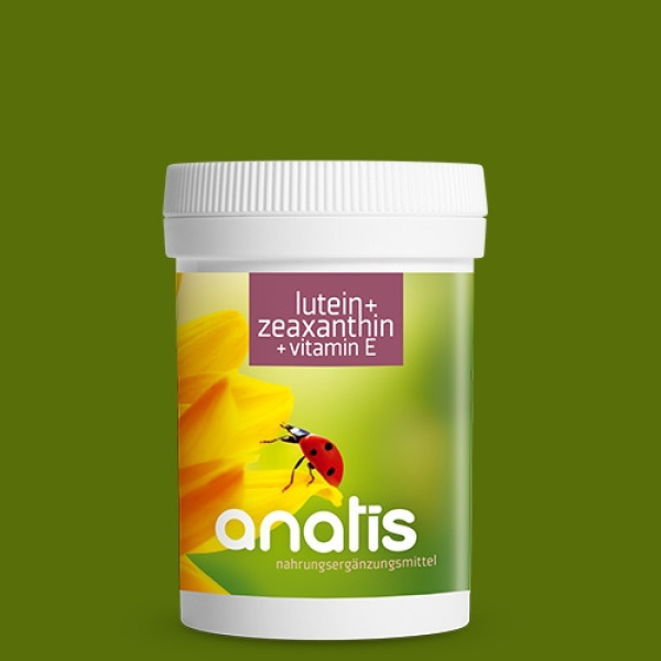 Weißer Zuckerrohr‑Behälter mit grün‑gelbem Etikett des Nahrungsergänzungsmittels ‘anatis Lutein + Zeaxanthin + Vitamin E’; auf dem Etikett steht der Produktname in weißer Schrift auf lila Hintergrund, daneben eine große gelb‑orange Blüte und ein roter Marienkäfer vor grünem Hintergrund.