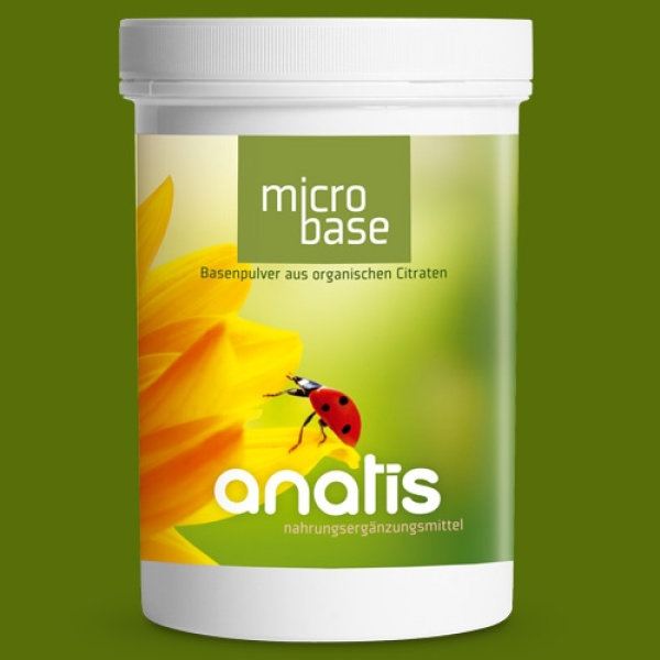 Weißer Kunststoff‑Behälter mit grün‑gelbem Etikett des Nahrungsergänzungsmittels ‚micro base‘ von anatis; das Etikett zeigt eine große gelb‑orange Blüte links, einen roten Marienkäfer und den Produktnamen ‚micro base Basenpulver aus organischen Citraten‘.