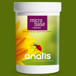 Weißer Zuckerrohr‑Behälter mit grün‑gelbem Etikett des Nahrungsergänzungsmittels ‚micro base + aronia‘ von anatis; auf dem Etikett ist eine große gelb‑orange Blüte und ein roter Marienkäfer zu sehen, dazu Produktname und Hinweis ‚Basenpulver aus organischen Citraten‘.