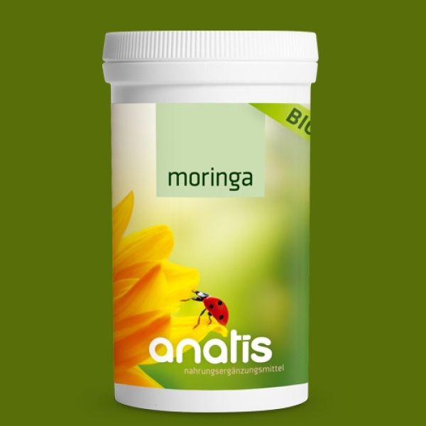 Weißer Zuckerrohr‑Behälter mit grün‑gelbem Etikett des Nahrungsergänzungsmittels ‚anatis Moringa BIO‘; auf dem Etikett ist ein gelbe Blüte und ein Marienkäfer abgebildet, dazu der Produktname ‚moringa‘ und der Markenname ‚anatis‘.