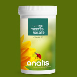 Weiße Dose des Nahrungsergänzungsmittels ‘anatis Sango Meereskoralle + Vitamin K2’ mit grünem Etikett, gelber Sonnenblumen‑Grafik und einem Marienkäfer‑Motiv vor grünem Hintergrund.