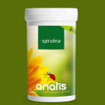 Weiße Dose des Nahrungsergänzungsmittels ‚Spirulina BIO‘ von Anatis Naturprodukte mit grün‑gelbem Etikett, dem Schriftzug ‚spirulina‘ oben und einem Marienkäfer auf einer gelben Blüte vor grünem Hintergrund.