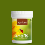 Weißer Zuckerrohr-Behälter mit gelbem und grünem Etikett für anatis Agaricus BIO. Das Etikett zeigt eine gelbe Blüte und einen Marienkäfer, das BIO-Siegel, sowie den Text ‚Agaricus‘ und den Markennamen ‚anatis‘.