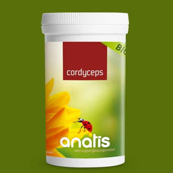 Weißer Zuckerrohr-Behälter mit gelbem und grünem Etikett für anatis Cordyceps BIO Kapseln. Auf dem Etikett sind eine gelbe Blüte und ein Marienkäfer abgebildet. Der Text ‚Cordyceps‘ und der Markenname ‚anatis‘ sind ebenfalls sichtbar
