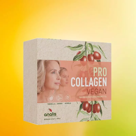 Verpackung des veganen Nahrungsergänzungsmittels anatis Pro Collagen Vegan, 60 Beutel: rechteckige Schachtel mit beige-rosa Etikett, Produktname ‚Pro Collagen Vegan‘, stilisierte Illustration von Goji- oder Acerola-Beeren, Logos für ‚Tremella‘, ‚Aminos‘ und ‚Acerola‘ sowie Hinweis auf 60 Beutel à 6 g; veganes Kollagen-Aufbau-Pulver mit Aminosäuren, Vitamin C und Vitalpilz.