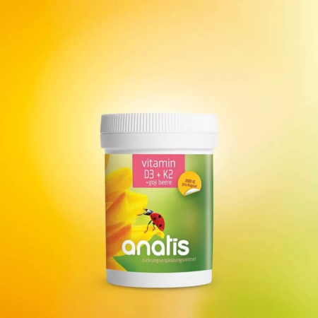 Weiße Dose mit grün-gelbem Etikett und Aufschrift ‚Vitamin D3 + K2 + Goji Beere‘ von Anatis Naturprodukte, Nahrungsergänzungsmittel mit 90 Kapseln vor gelb-grünem Hintergrund.